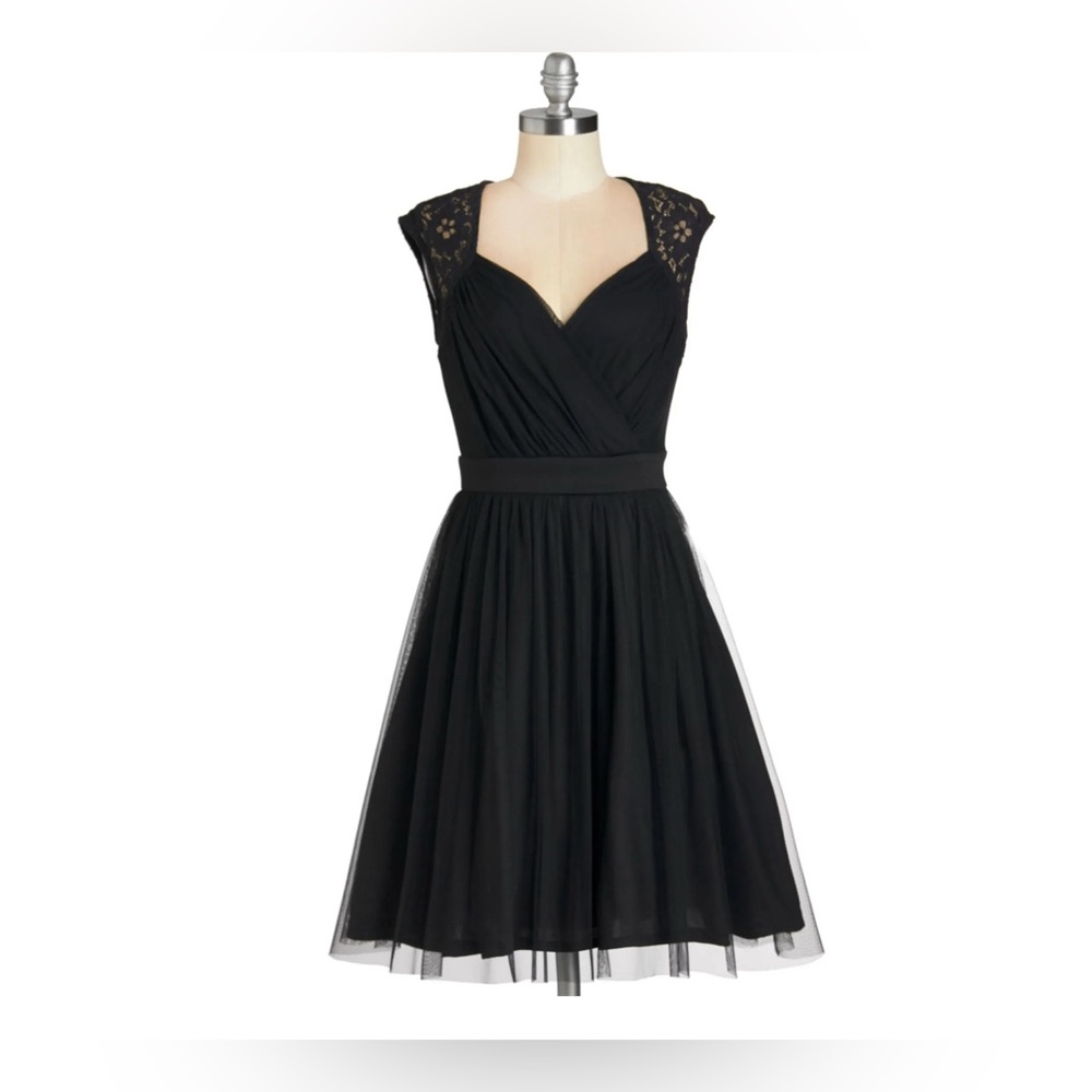 Mystic Black Sleeveless Lace Dress Size M